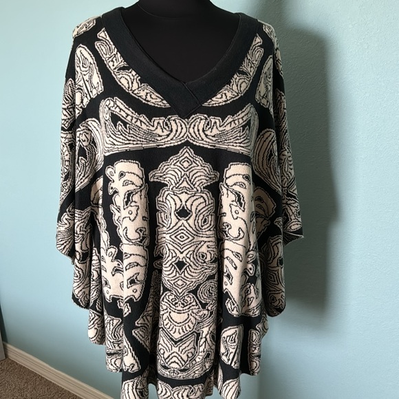 Pretty poncho - Picture 2 of 5